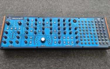 Proton - semimodularny syntezator od firmy Behringer 