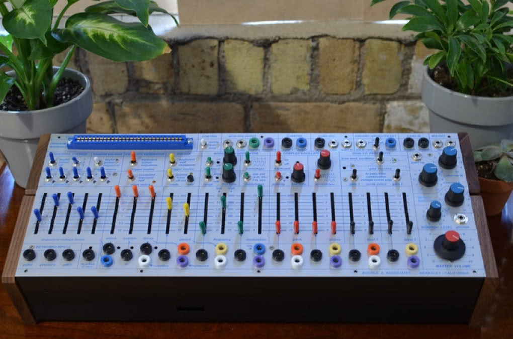 Buchla 208c - oswojony następca Music Easel