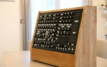 Syntezator dla fanów "analogów" - SYNTHR4 