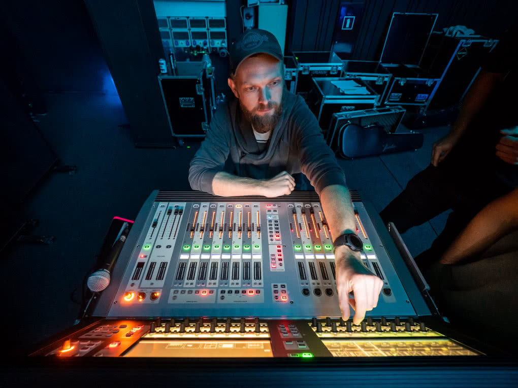 Soundcraft Vi1000 i... Marcin „Bazyl" Zawadzki