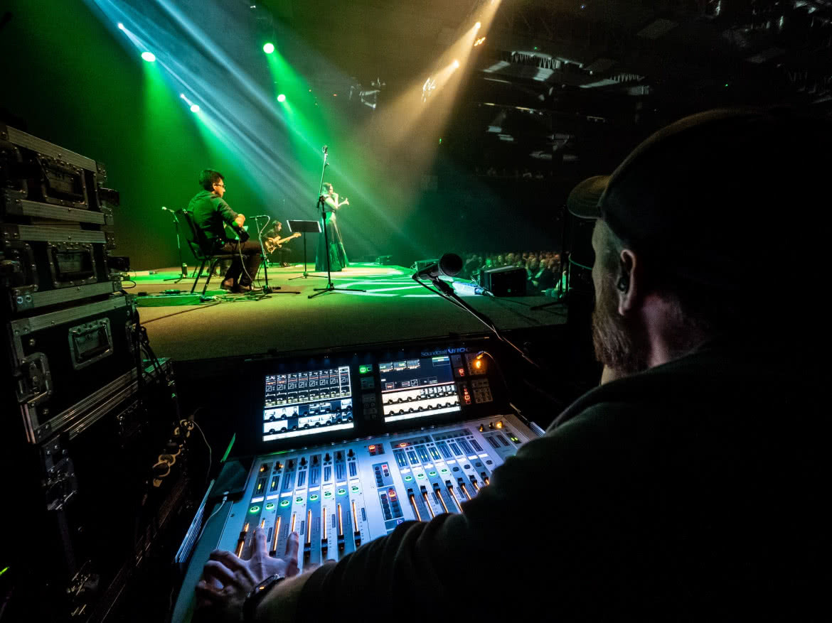 Soundcraft Vi1000 i... Marcin „Bazyl" Zawadzki