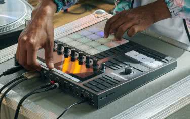 Od kontrolera do grooveboxa - Maschine+  