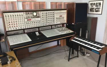 Maciej Polak z EMS Synthi 100 