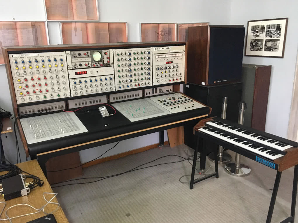 Maciej Polak z EMS Synthi 100