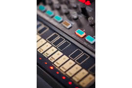 Korg Volca FM syntezator