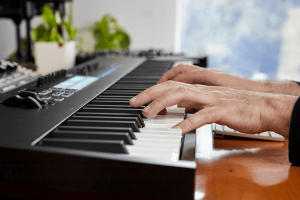 Novation Launchkey 88 MKIII - klawiatura sterująca