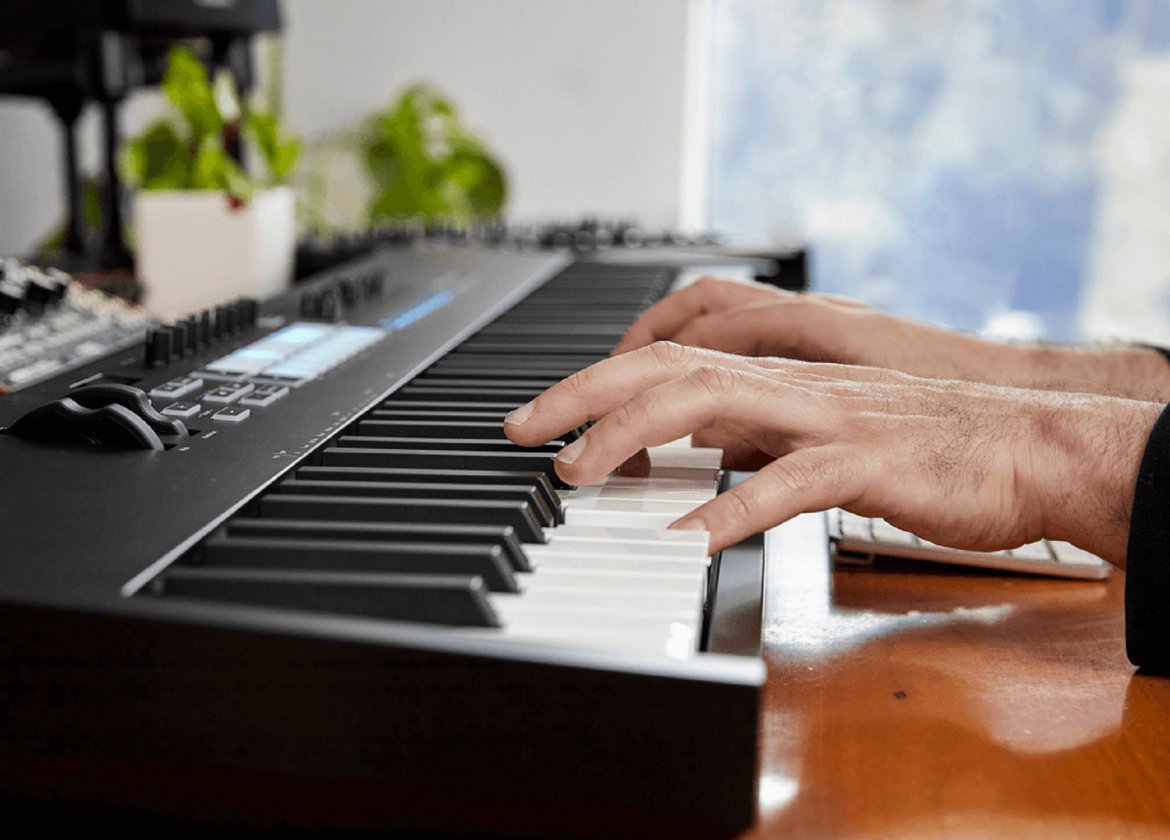 Novation Launchkey 88 MKIII - klawiatura sterująca