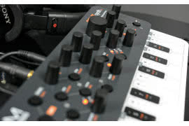 SKULPTsynth SE - 4-głosowy syntezator cyfrowy