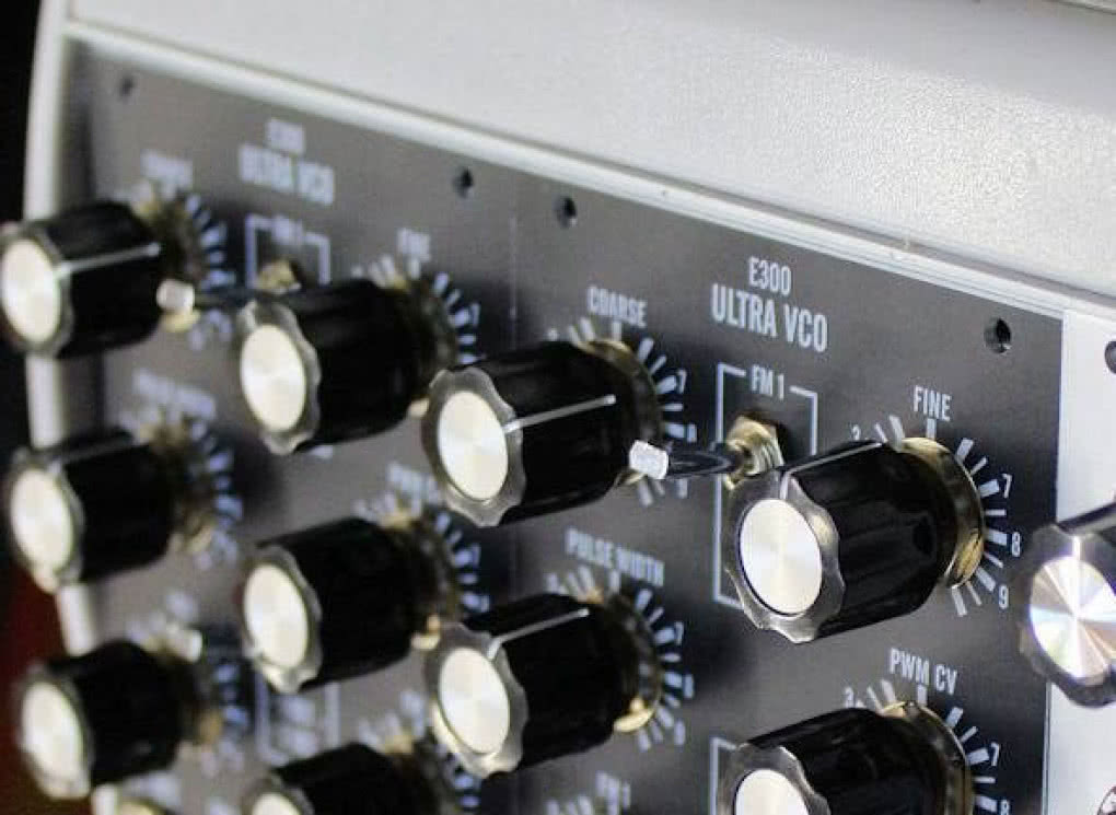 Synthesis Technology E300 Ultra VCO - nowy oscylator od Paula Schreibera i Dave’a Rossuma