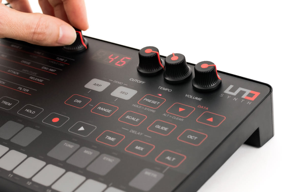 Uno Synth - monofoniczny syntezator analogowy