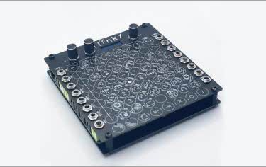Plinky: 8-głosowy syntezator DIY 