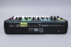 Grandmother - syntezator analogowy