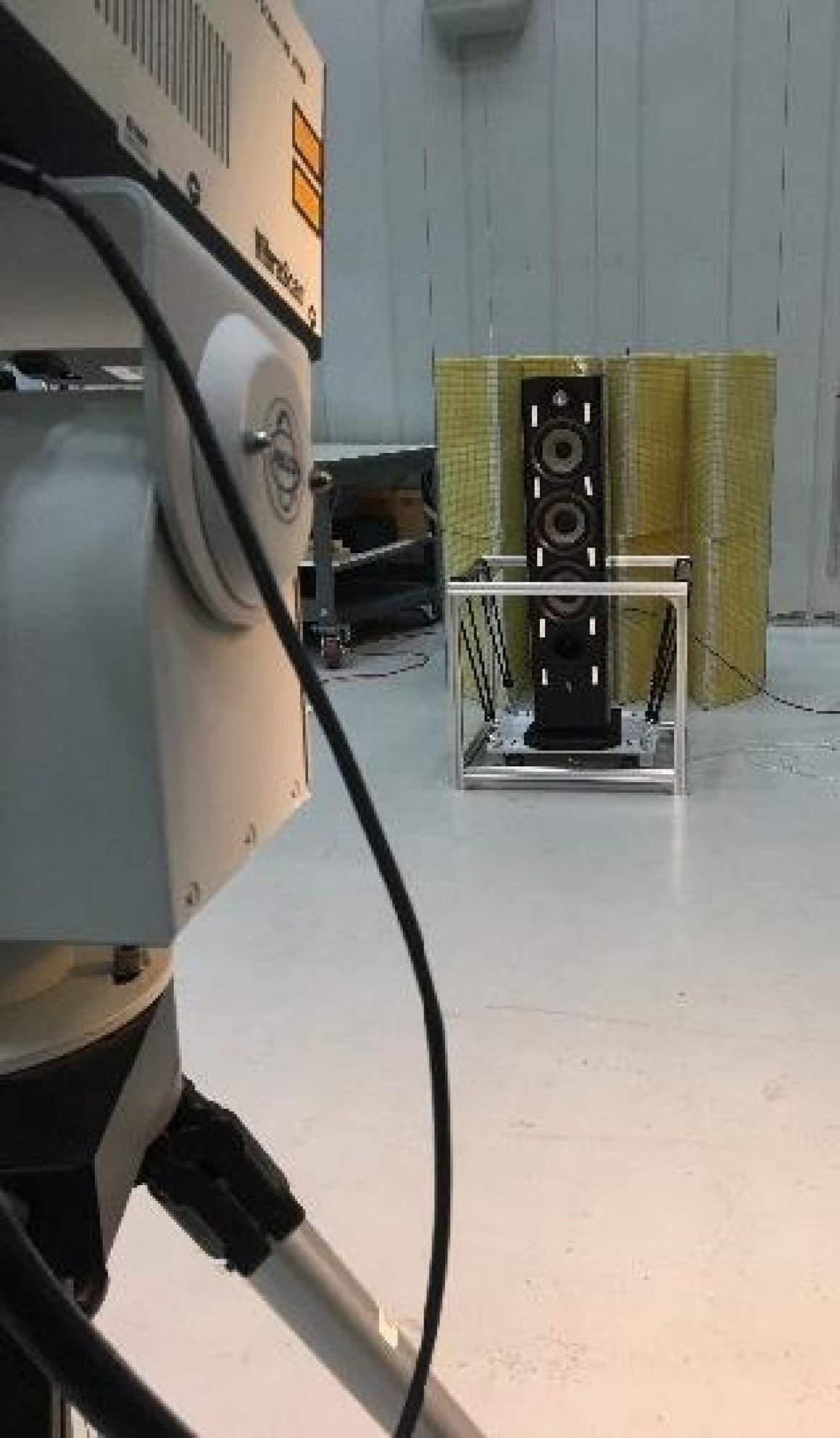 Izolacja monitorów odsłuchowych - Technologia IsoAcoustics 